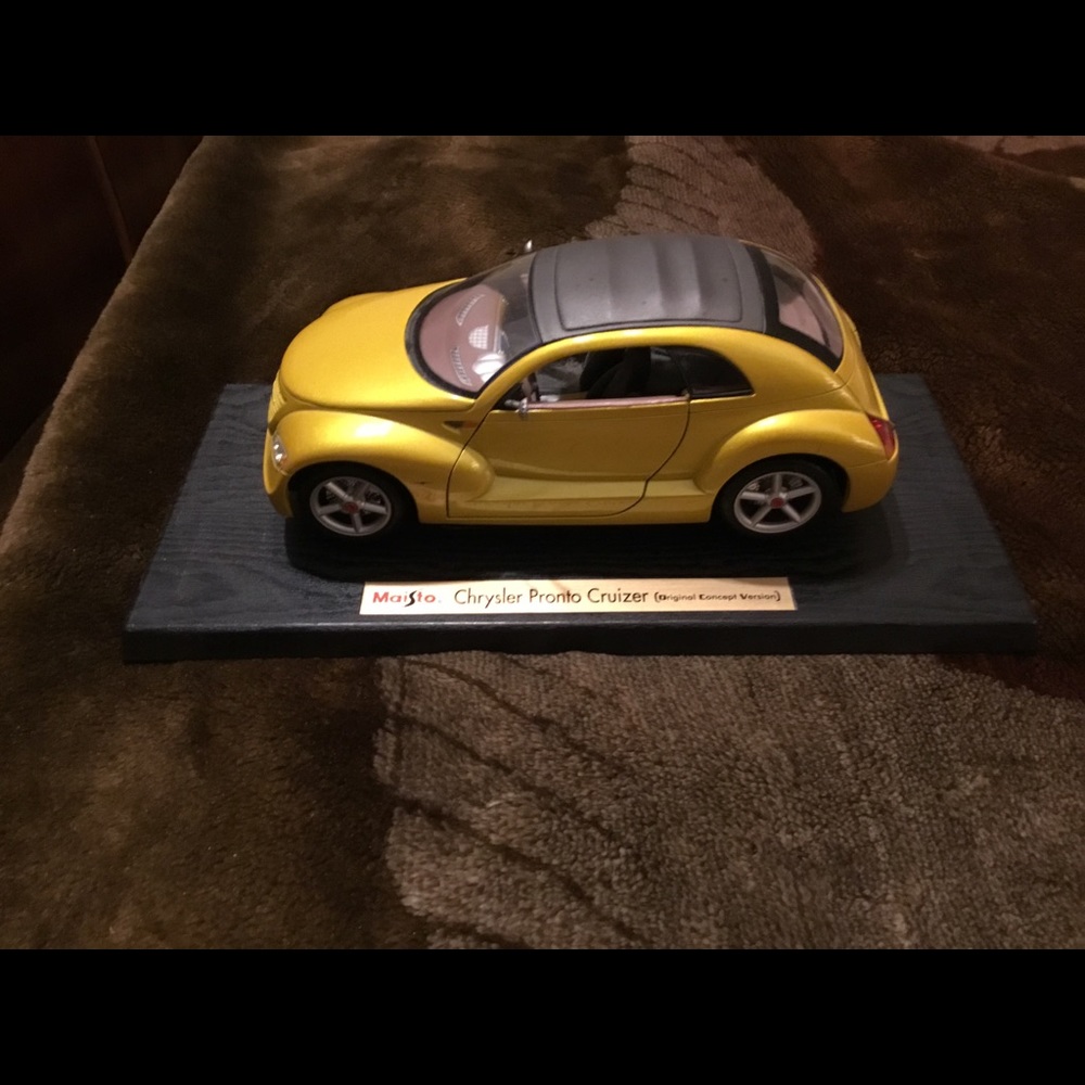 Maisto’ Chrysler Pronto Cruizer Model Car On Stand